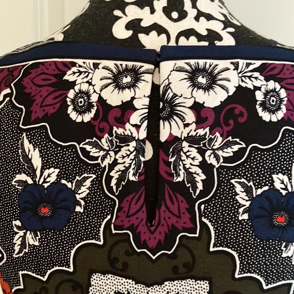 Fabulous printed fully lined shift dress with capped sleeves. - Picture 6 of 14